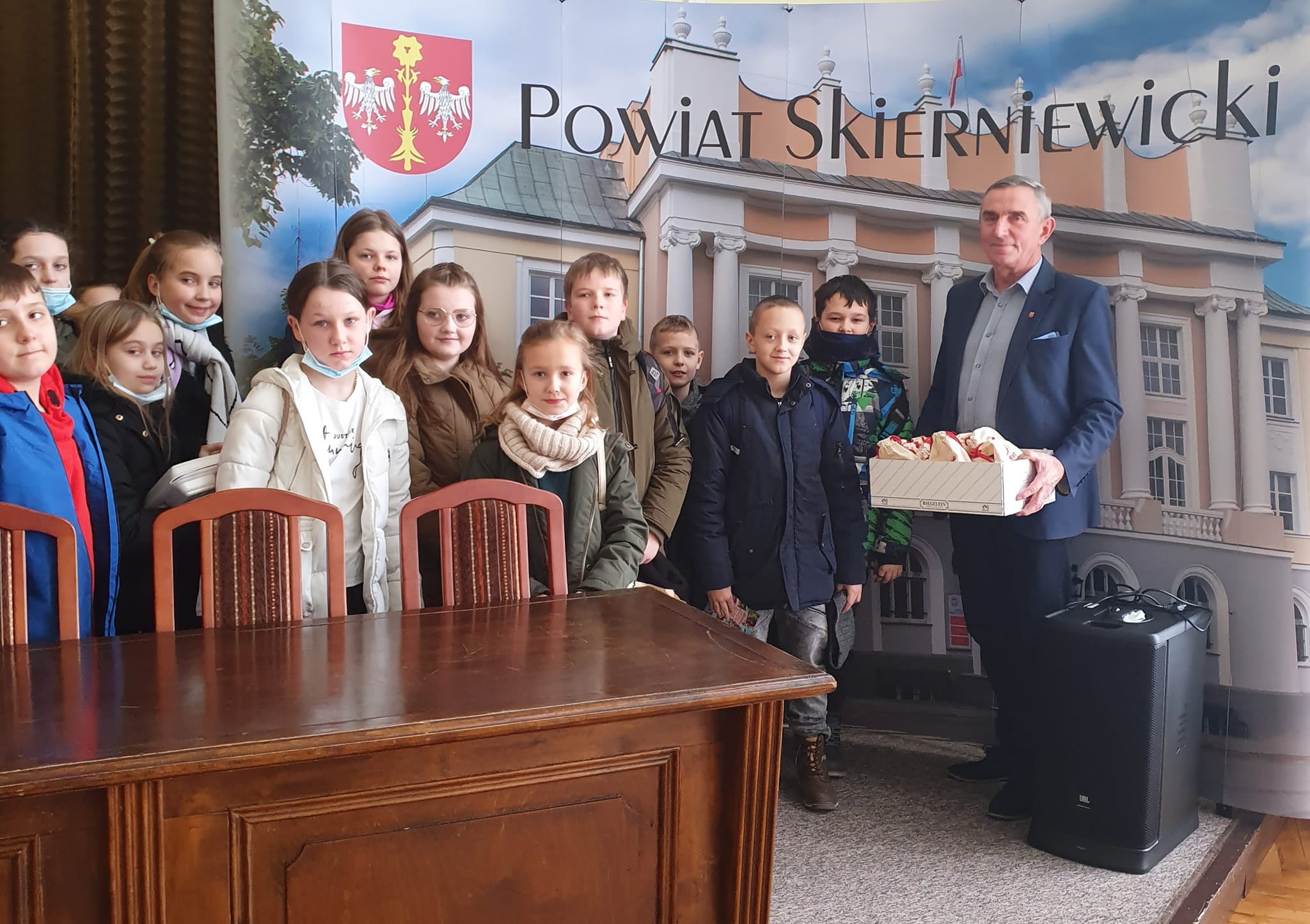 Uczniowie ze&nbsp;Słupi odwiedzili Starostwo Powiatowe, Starostwo Powiatowe w Skierniewicach