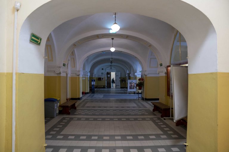 Hol parteru Starostwa powiatowego w Skierniewicach przed remontem