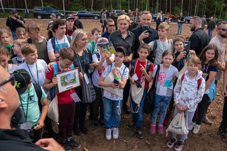 Na&nbsp;terenie powiatu skierniewickiego Para Prezydencka zainaugurowała akcję #sprzątaMY