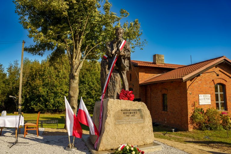 Uroczyste odsłonięcie pomnika Reymonta w&nbsp;Lipcach Reymontowskich